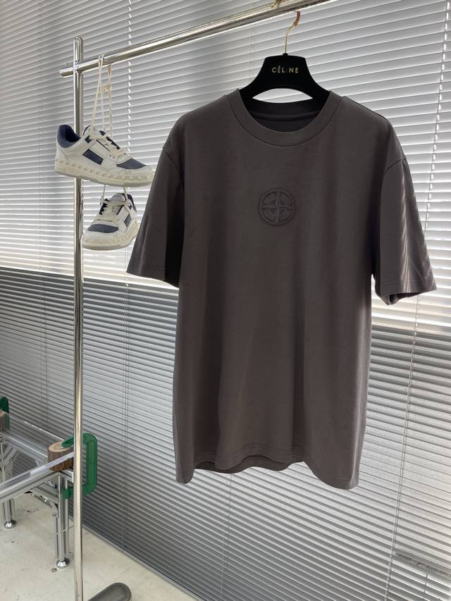 Dio 2025春夏短袖系列 尺码: M-5Xl 版型：微阔版型 克重：270克重 成份：碳素磨毛罗马棉平纹面料 纹路平整清晰 手感挺阔有型 工艺：前幅后幅刺绣