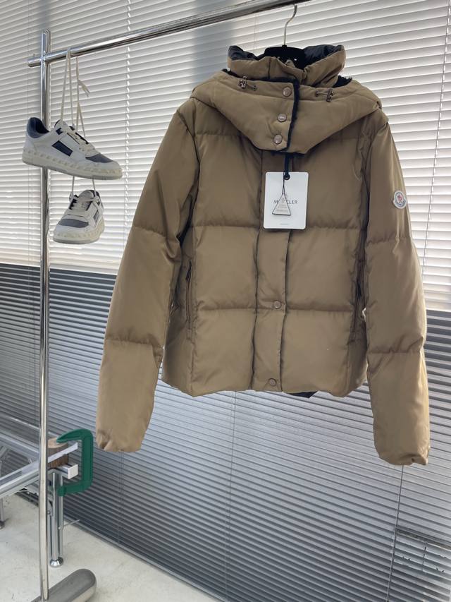 Mon Castelnou方形绗缝连帽短款羽绒服 女款羽绒外套 Castelnou羽绒夹克具有保护性面料与优雅质感。短款设计，采用功能性尼龙面料制成，手感丝滑。