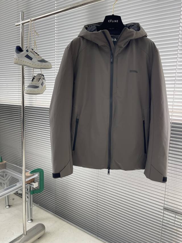 Z Zegn 25秋冬新款羽绒外套 Zz这款外套的面料选用品牌标志性的高端功能性面料，面料柔软亲肤、抗皱耐磨特性，日常穿着不易变形，久穿仍能保持挺括质感；可应对