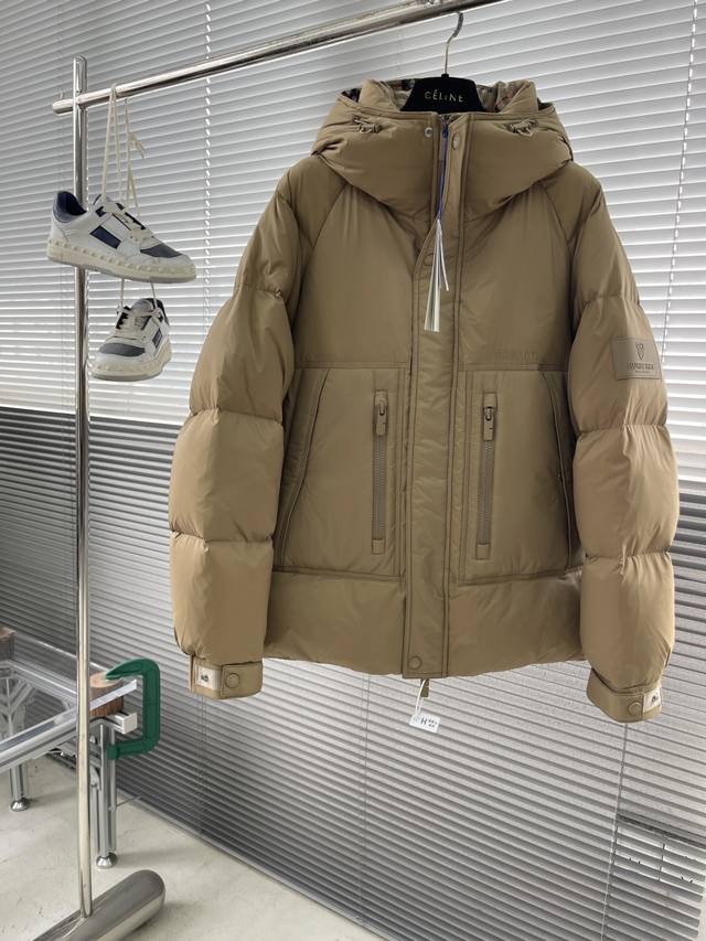 Bbr 2025秋冬新款连帽羽绒外套。原版1:1订制五金配件全进口原版定制 欢迎专柜对比 绝对的高品质 采用顶级95白鸭绒 超柔软 充羽量蓬松饱满 超级重工 面