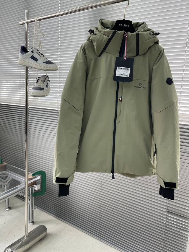 Mon 25Fw秋冬季新款男士可拆卸帽羽绒服。高端轻奢的时尚风格，实穿百搭的款式，上身效果轻盈舒适有型，轻盈保暖而不臃肿，特别受不同年龄段的男士青睐，Arneb