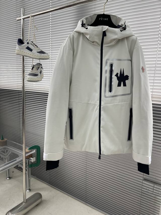 Mon 新品男女同款户外滑雪羽绒系列保暖羽绒服夜光3M标志！ 户外运动装备起家的M家，对于保暖性和舒适感有着近乎疯狂的追求。 内里填充：采用胸腹之间的鸭绒，柔软