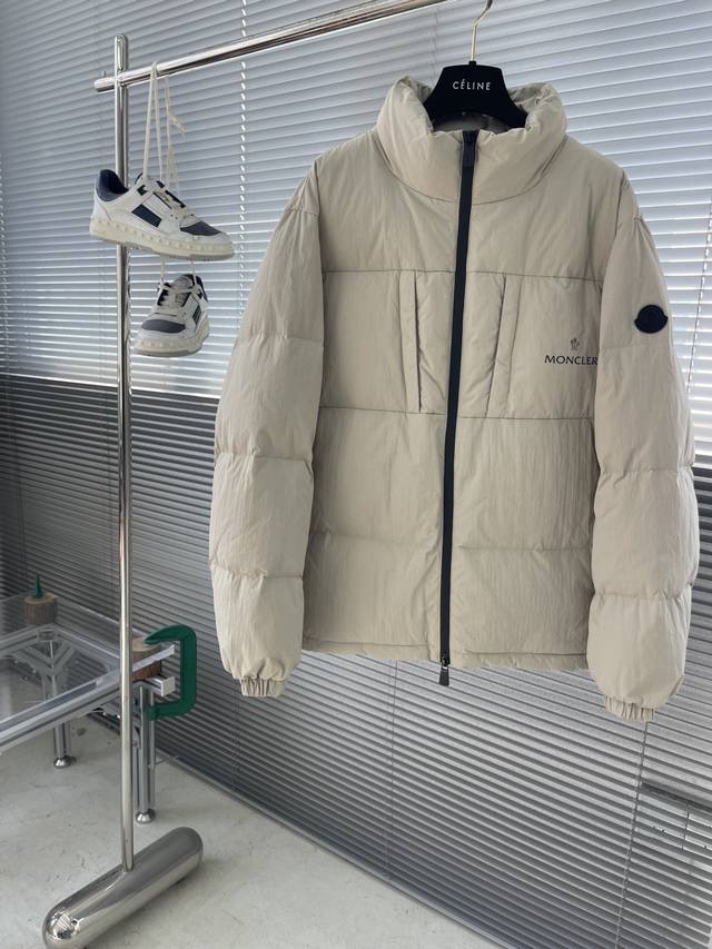 Mon 男士时尚休闲立领轻薄羽绒服夹克外套. 客供日本Toray公司户外专业科技面料，缝线由内里填充甄选匈牙利白金级-高品质的绒,回弹性优越，超欧标环保级别，无