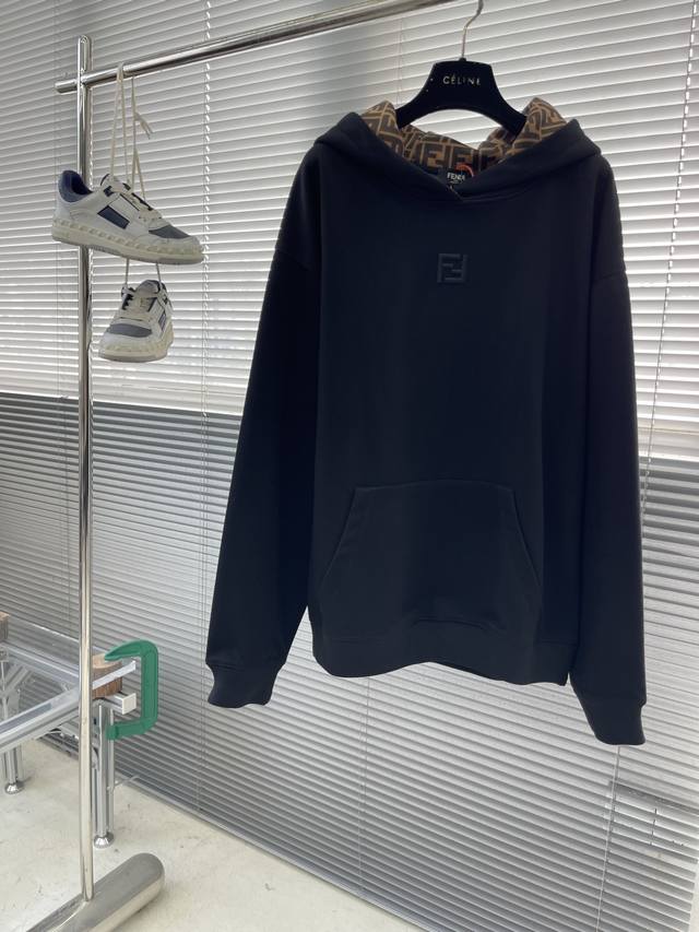 Fend Ff刺绣兜帽卫衣 定制双层奢柔空气棉 触感柔软 舒适贴肤 身以深邃的深灰色铺陈 恰到好处的沉稳 饰以Ff标志性立体绣点缀于胸前 如同品牌Dna般完美诠