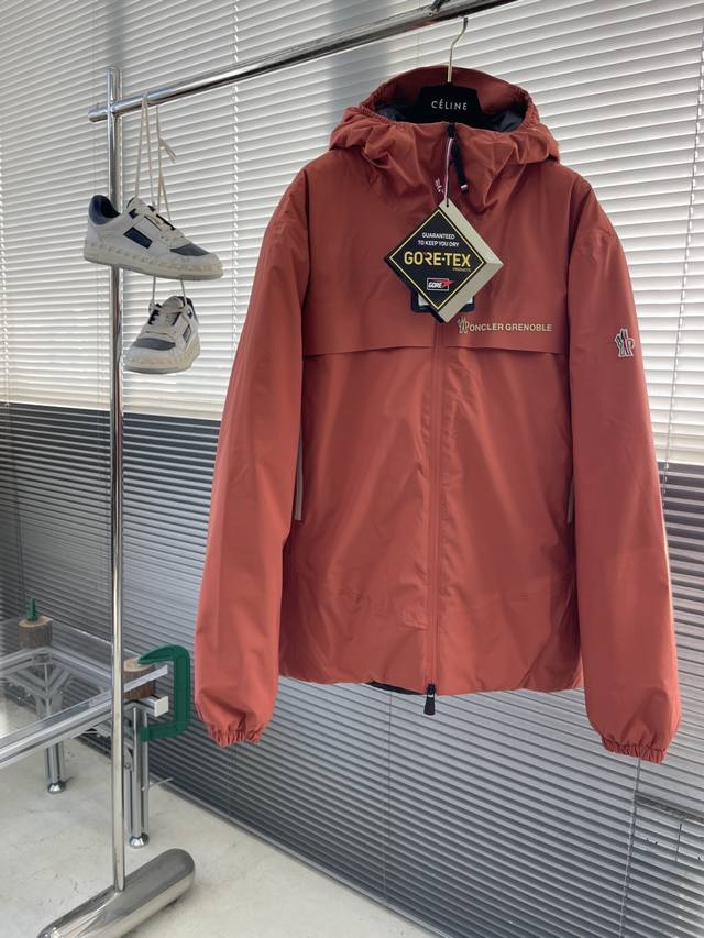 Mon 25秋冬Shipton系列男士连帽羽绒外套 作为 Moncle* Shipton 男士系列的一部分,这款 Shipton 连帽羽绒服夹克将高级风格与技术 Mon 25秋冬Shipton系列男士连帽羽绒外套 作为 Moncle* Shipton 男士系列的一部分,这款 Shipton 连帽羽绒服夹克将高级风格与技术