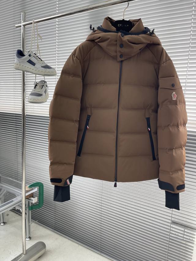 Mon Grenoble Montgetech 可脱卸帽拉链绗缝羽绒服 男款 功能 Mon Grenoble Montgetech 可脱卸帽拉链绗缝羽绒服 男款 功能