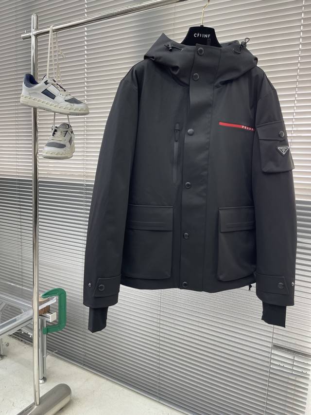 prad 男士顶级户外型设计防水连帽保暖滑雪服，将经典pd Linea Rossa再次推出市场，打造为迭代更新的科技系列，回应21世纪意识形态的核心内容，很显然
