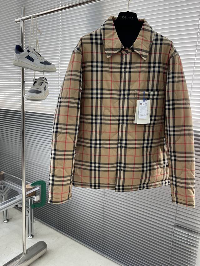 Bbr 格纹绗缝双面穿棉服 选用100%棉纱线染色之后编织而成，棉纤维具有天然的亲肤性和透气性等，色牢度较高。格纹线条通过纱线色彩与织法的深浅变化，形成若隐若现