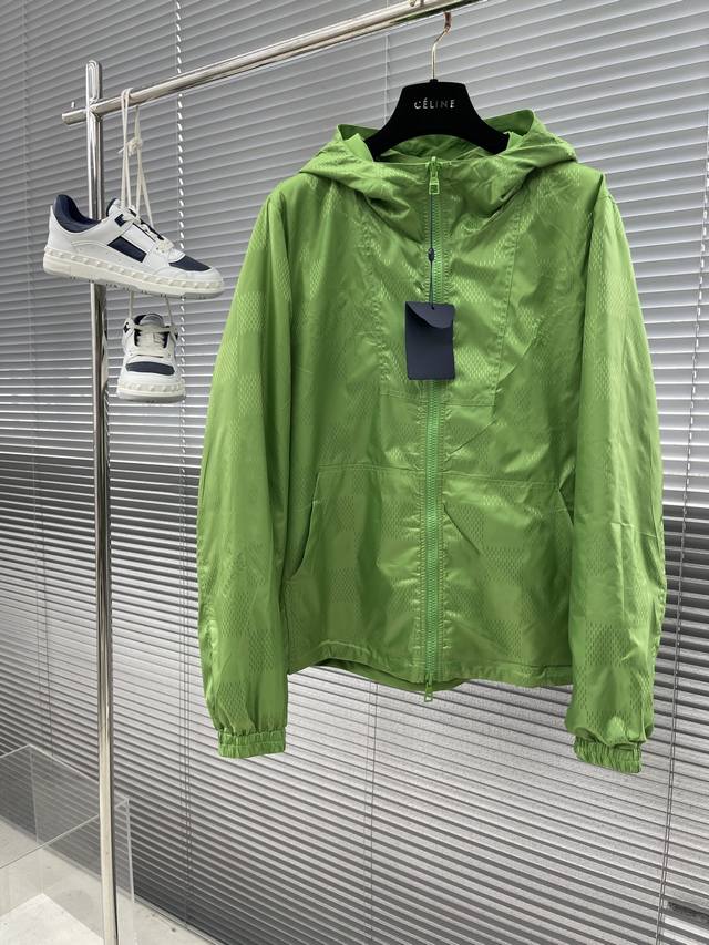 驴牌 双面防风夹克取材防水再生锦纶，成就换季时节的活力之选。纯色一面点缀 Marque L.Vuitton DéposéE 压纹皮革贴饰，翻转即现全幅 Dami