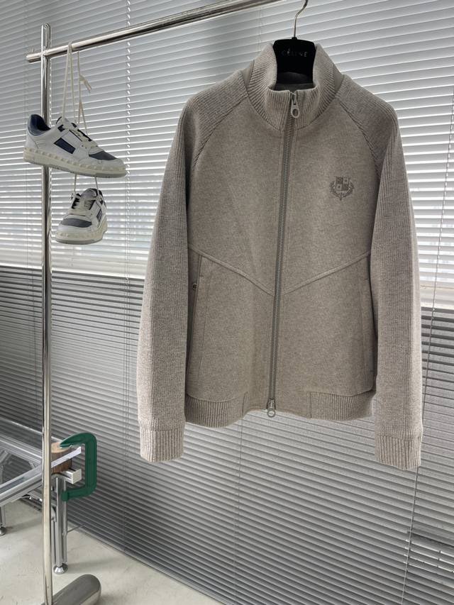 Loro piana 25秋冬款针织混纺羽绒外套 内冲80G-90白鹅绒 **高品质面料**：精选82%长绒棉纱，柔软蓬松，保暖熨贴，结合18%天丝，秋冬日常穿