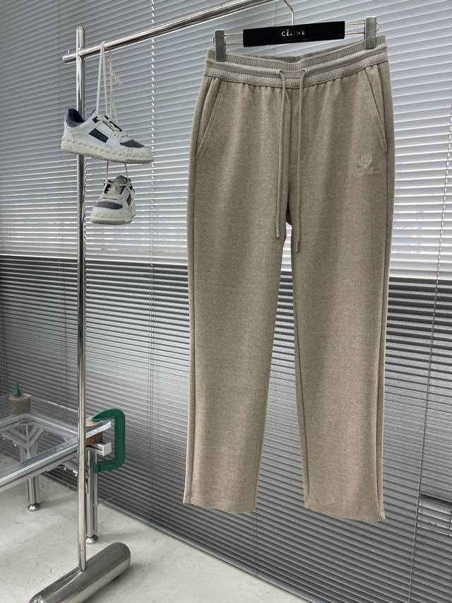 Loro piana 2025秋冬羊毛呢混纺松紧腰直脚休闲裤。经典百搭 标志刺绣的点缀，松紧腰抽绳 合体的剪裁 经典百搭同时 上身有总随意的松弛感 面料采用混纺