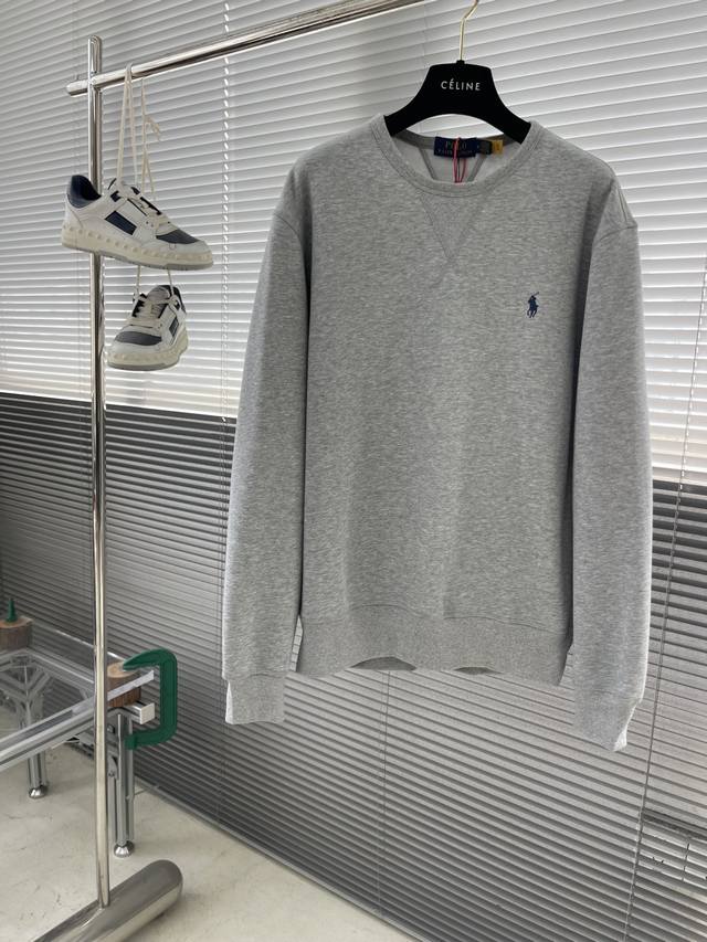 Ralph Lauren 标识刺绣卫衣 定制云感蜜棉抓绒卫衣料 手感细腻 舒适贴肤 以一袭纯净之白 散发着与生俱来的高雅气质 精致的靛蓝小马标点缀其间 辨识度十