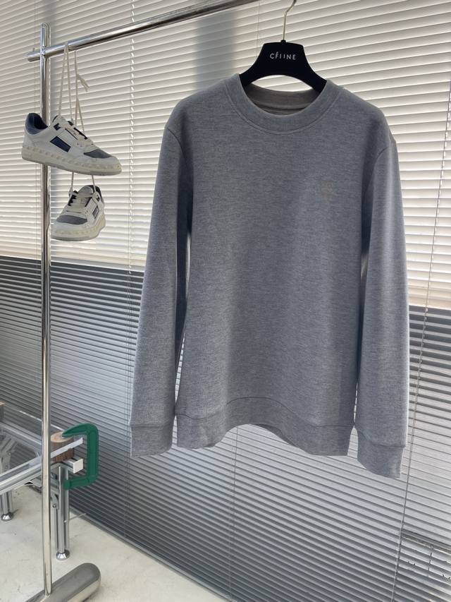 Brunello Cucinelli 25年爆款长袖打底衫 Bc这款打底衫款式采用的是基础圆领长袖打底衫。 简约基础的款式。后领有品牌经典印花，胸前绣有Brun