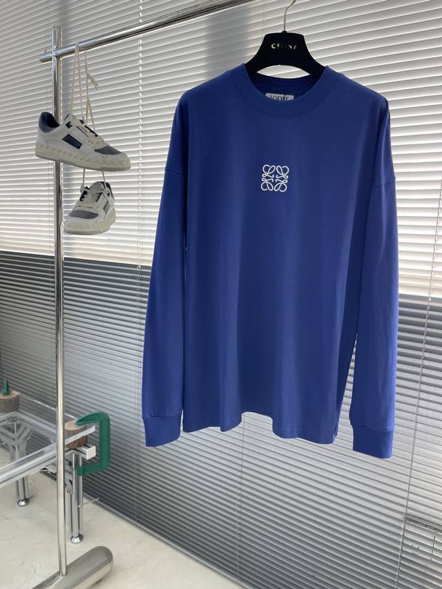 Loew 2025秋冬男士打底衫，极具个性高级风，标志Logo图案刺绣工艺设计！最新时尚潮流人气产物驾到，又是一款简约高级的时尚单品，穿搭魅力十分高级不俗的时尚