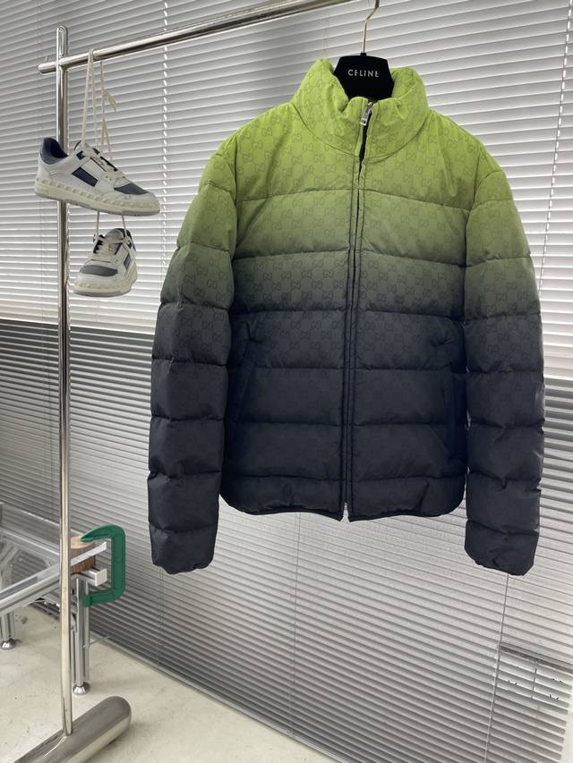 Gucc 25Fw新款印花平纹府绸拉链夹克品牌呈现多款渐变色配色，意在凸显面料质感和颇具辨识度的Gg图案。这款夹绒夹克以浅绿色至绿色渐变色平纹聚酯纤维府绸打造，