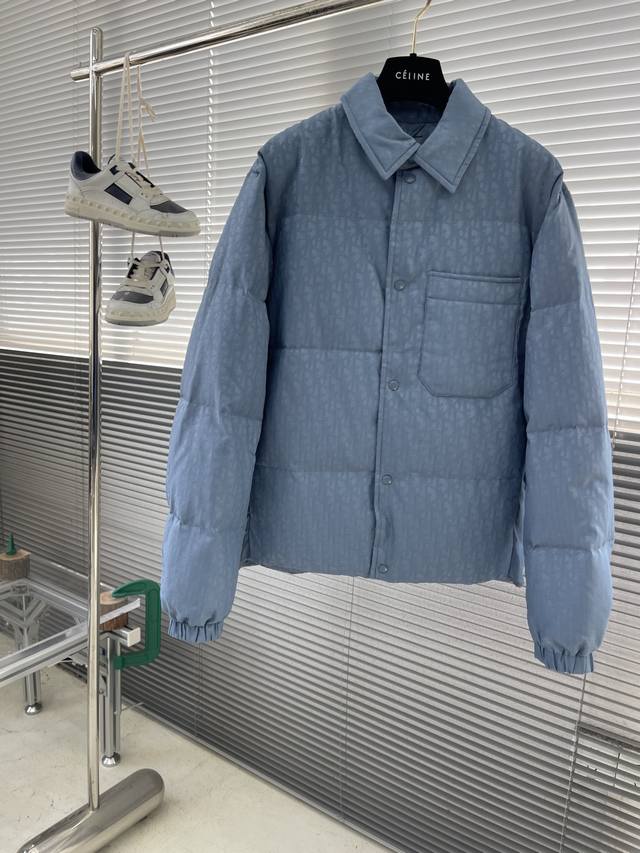 Dio 满印老花衬衫领羽绒外套 订制慢Logo提花面料 1:1开模五金辅料 内里填充新国标90白鸭绒 码数：S M L Xl S码:衣长66胸围111肩宽48袖