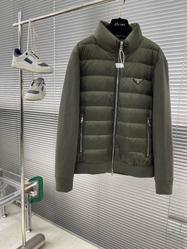 prad 2025Fw新款立挺针织羽绒拼接外套。 柜子在售爆款。采用原版定制面料，胸前是羽绒面料，后背整片高支数羊毛针织面料，立挺有型时尚，加入抗起球纤维，降低