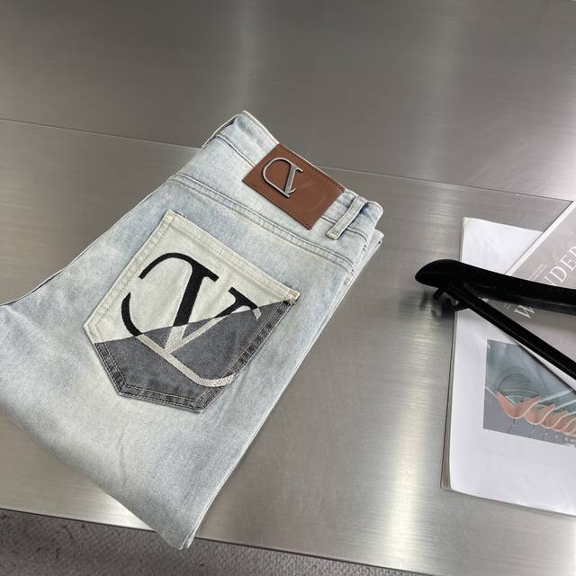 Vltn 25Fw新款牛仔裤，高端品质，面料超级柔软舒适 小直筒版型，上身修长，万能搭配款。后口袋处撞色绣花Logo图案，腰带皮牌加持！ 尺码：29-38 35