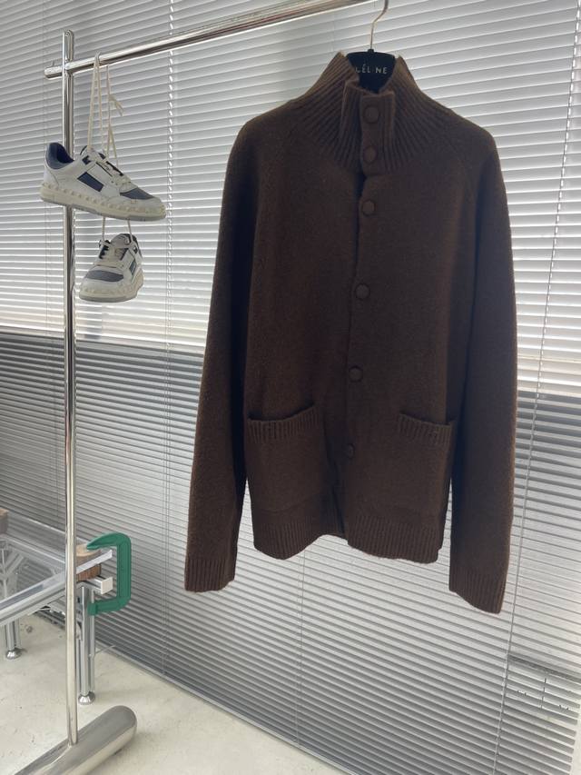 Loro piana 2025秋冬系列长袖针织衫 尺码：M-3Xl 常规版型 天然混纺面料: 4%氨纶10%羊毛32%聚酯纤维 54%腈纶轻盈透气，自带自然褶皱