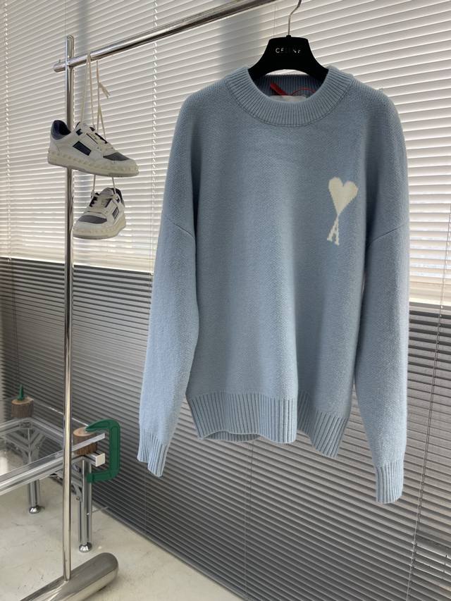 Ami paris 爱心提花圆领毛衣 定织定染奢柔美丽诺羊毛 柔软细腻 舒适贴肤 以高级晨雾灰为墨 灰度美学的温柔暴动 胸前一抹撞色爱心跃然其上 悄然散发着独属