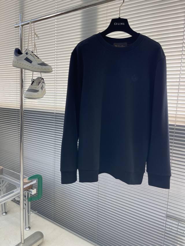 Loro piana 25秋冬款长袖打底衫 Lp这款打底衫采用的款式基础圆领长袖打底衫，简约基础款，后领附有顺色即边织带；胸前绣有顺色Loro piana经典L