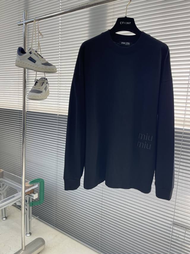 Miumiu 烧花字母刺绣圆领长袖T 情侣同款 纯棉260克高克重32支双纱 不起球 不褪色 舒适透气 经过高温预缩处理 配套同缸1X1螺纹 反复水洗都不易变形