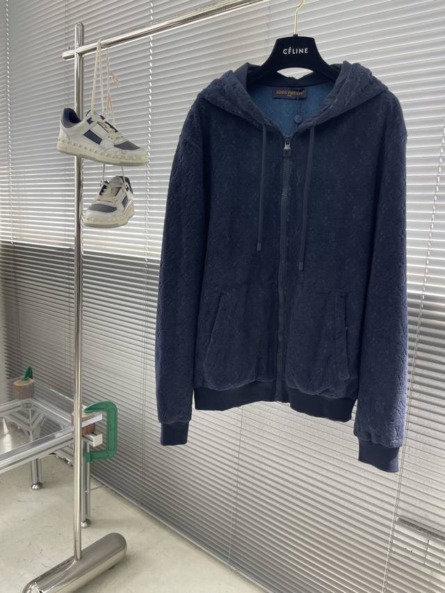 驴牌 25Ss新款卫衣为柔软毛圈布铺陈全幅 Monogram 压纹，以别致肌理成就海洋畅泳后的闲适之选。深邃色调可轻松搭配其他单品，或与同款T恤和短裤共筑潮流造