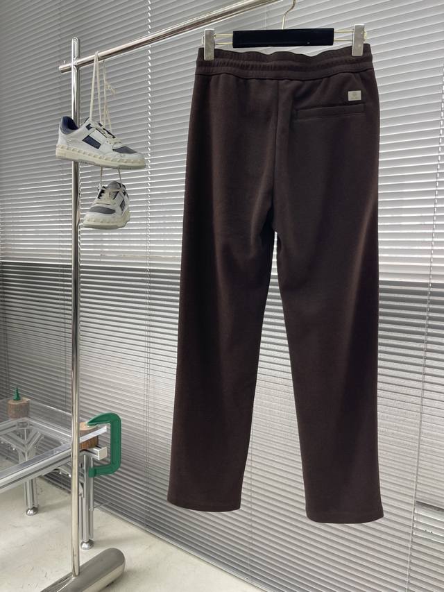 Loro piana 2025秋冬羊毛呢混纺松紧腰直脚休闲裤 经典百搭 标志刺绣的点缀，松紧腰抽绳 合体的剪裁 经典百搭同时 上身有总随意的松弛感 面料采用混纺