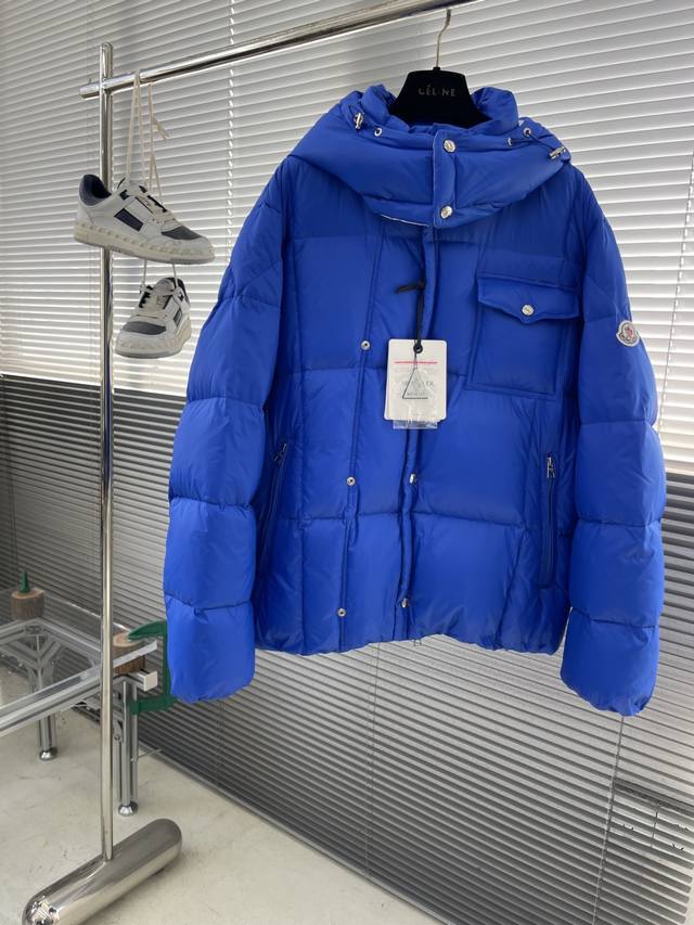 Mon 新款Serfanto男士连帽双排扣羽绒夹克外套 Serfanto羽绒夹克巧妙运用造型和纹理，尽展现代风格。短款设计，采用功能性Superlaqué尼龙面