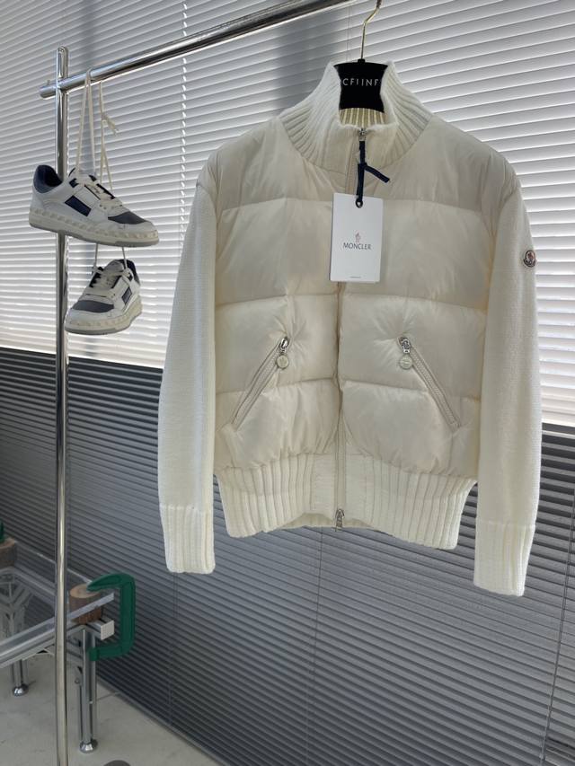 Mon 爆款 女士针织拼接羽绒服 白雪公主 果然秋冬白色最先温柔软糯！ 特别好搭配的一款针织拼接羽绒服，后背高密度刺绣品牌Logo字母 辨识度极高，针织高领设计