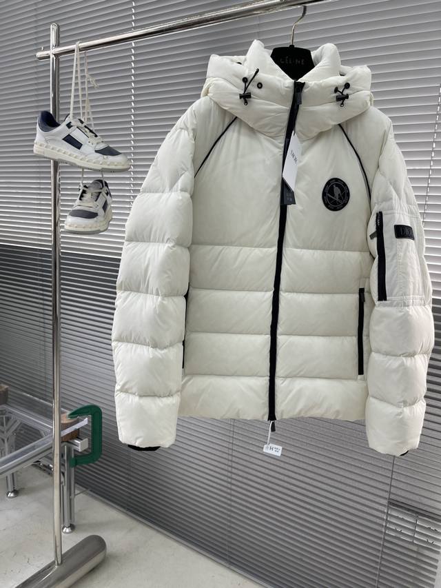 Dio X 迪桑特 2025秋冬新款连帽羽绒外套。 原版1:1订制五金配件全进口原版定制 欢迎专柜对比 绝对的高品质 采用顶级95白鸭绒 超柔软 充羽量蓬松饱满