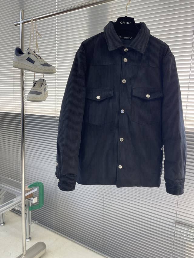 Dolcegabbana Dg 2025Fw经典标志休闲羽绒外套。内里填充90白鹅绒，标志 Dg 五金点缀，略微宽松的版型设计，两侧拉链插袋，经典永不过时，面料