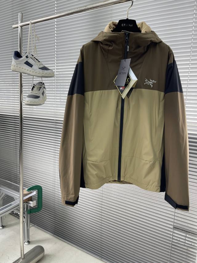 鸟家 轻量硬壳户外冲锋衣！Arc家羽绒棉内胆三合一冲锋衣。 户外山系风，适应多种场景穿着。赶紧给家里人安排件把吧~ Arc家 Sawyer Hoody 防风 两