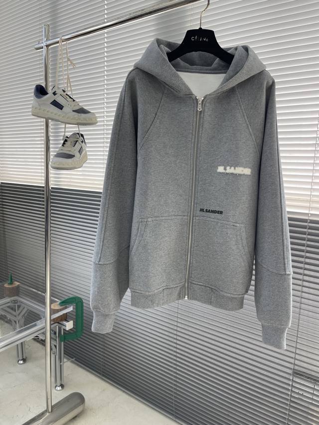 Jil Sander 2025秋冬新款拉链帽衫,采用680克毛圈面料,烧花重工,工艺复杂,宽松版型,不挑人。 码数:M-3Xl Jil Sander 2025秋冬新款拉链帽衫,采用680克毛圈面料,烧花重工,工艺复杂,宽松版型,不挑人。 码数:M-3Xl