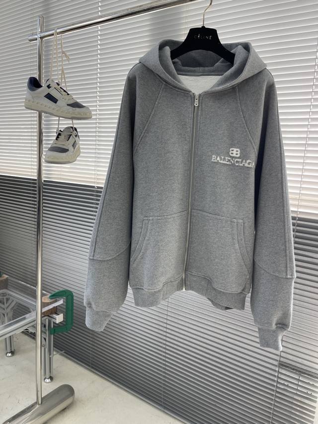 Balenciag 2025秋冬新款拉链帽衫，采用680克毛圈面料，烧花手绘重工，工艺复杂，宽松版型，不挑人。 码数:M-3Xl