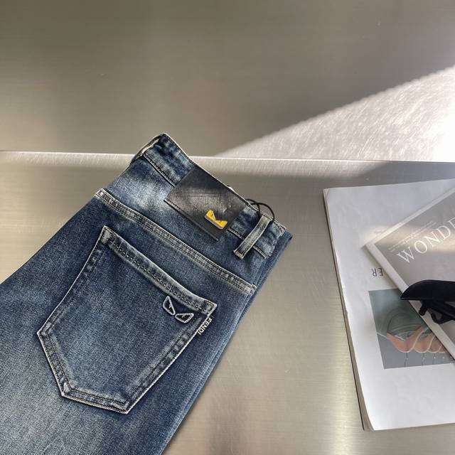 Fend 2025秋冬男士水洗小直筒牛仔裤！ 品相超赞，时尚圈万能的百搭裤王，皮革腰牌Logo设计！非常纯粹极简的设计基调！秉承了一贯的时尚主张，颇具看点，即彰