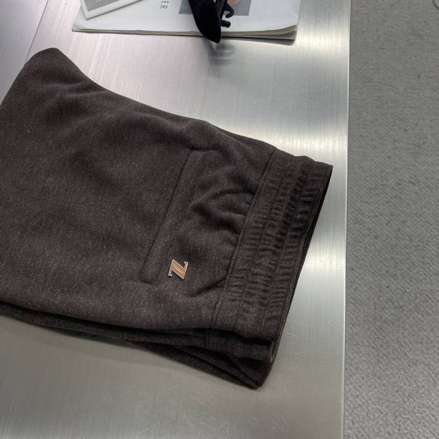 Z Zegn 25秋冬新款男士直筒运动裤，羊绒羊毛混纺面料、三标齐、松紧腰抽绳、两侧拉链口袋设计，合体的裁剪、车线工整、细节无可挑剔 人手必备单品绝对市场最高版