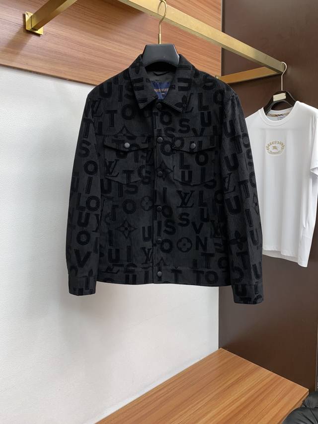 LV路易威登 2025年秋冬新款 官网 高端原厂代工出品， 官方经典王牌单品！最新翻领夹克外套 多明星穿搭示范款！！ 新一季男装充满现代感与科技感，将时装美学与