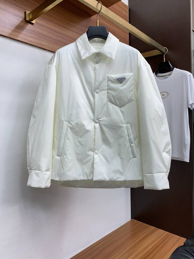 普拉达 2025年秋冬新款 官网 高端原厂代工出品， 官方经典王牌单品！最新棉衣夹克外套 多明星穿搭示范款！！ 新一季男装充满现代感与科技感，将时装美学与户外元