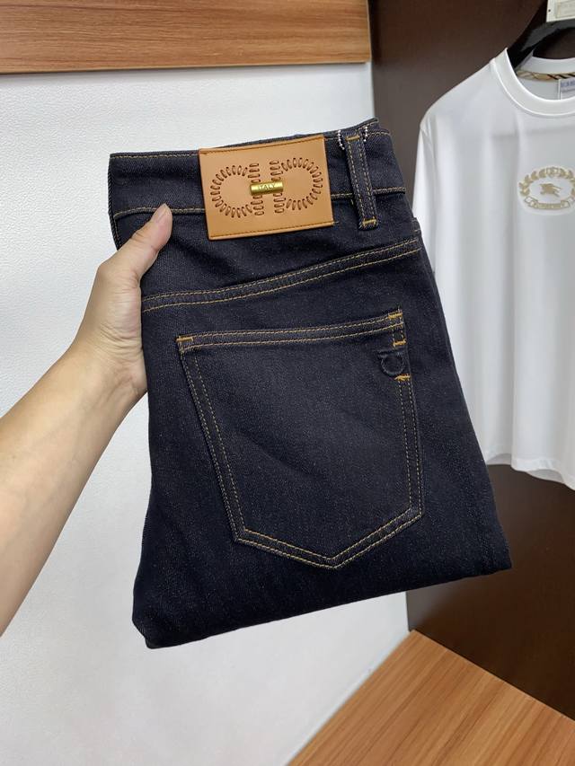 菲拉格慕 25年秋冬新款加厚拉绒牛仔裤 干净利落剪裁，都市风十足 采用精纺面料手感软糯干爽，上身效果挺括有型。五金精致，商务休闲非常好看如此众多的顶级原料，打造