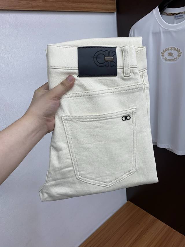 菲拉格慕 25新款 市场独家订制进口加厚拉绒丹宁牛仔面料 稀缺面料 超级舒服 工艺复杂四季款牛仔裤 针织牛从做旧 独家订制日本订制原单 高级品质 只有规模宏大的