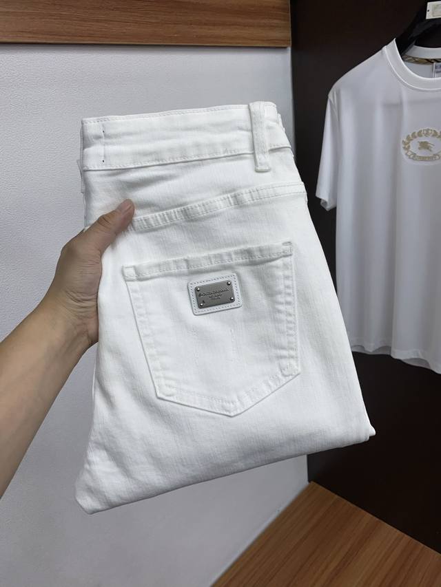 Dg 25年新款 四季牛仔裤 干净利落剪裁，都市风十足 采用精纺面料手感软糯干爽，上身效果挺括有型。五金精致，商务休闲非常好看如此众多的顶级原料，打造出价值感无