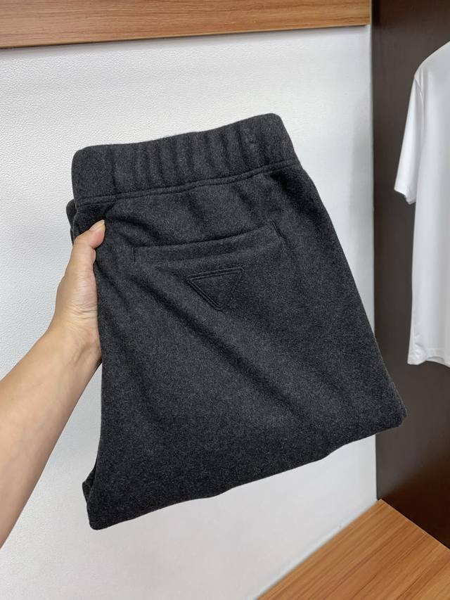 普拉达 25Ss新款羊毛呢抽绳卫裤，男士经典红蓝标识刺绣运动休闲长裤！贸易公司渠道稀出，领先官网发售！法蒙家新款抽绳卫裤以其独特的面料选择、精湛的工艺设计以及实