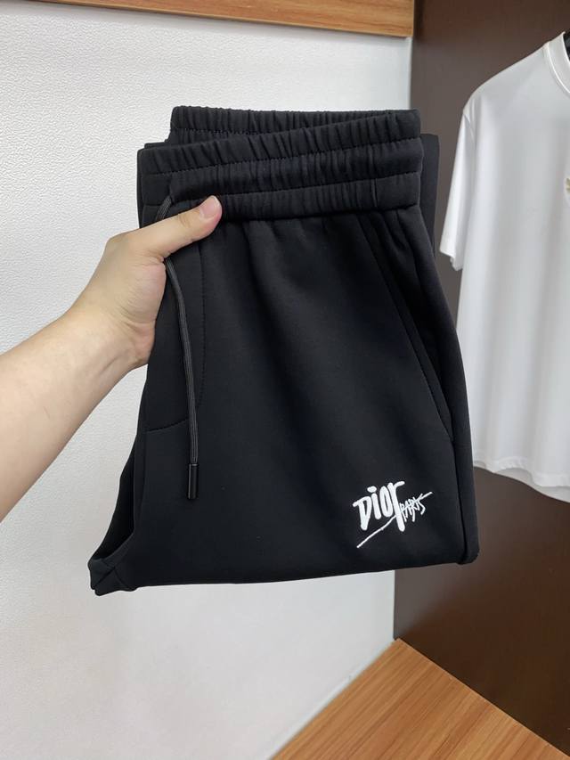 迪奥 25年秋冬新款天丝空气层运动休闲裤 干净利落剪裁，都市风十足 采用精纺面料手感软糯干爽，上身效果挺括有型。五金精致，商务休闲非常好看如此众多的顶级原料，打