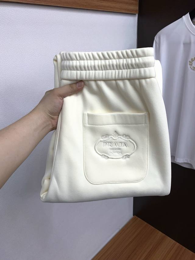 普拉达 2025 秋冬定制纯棉加绒休闲裤 干净利落剪裁，都市风十足 采用精纺面料手感软糯干爽，上身效果挺括有型。五金精致，Logo设计非常好看如此众多的顶级原料