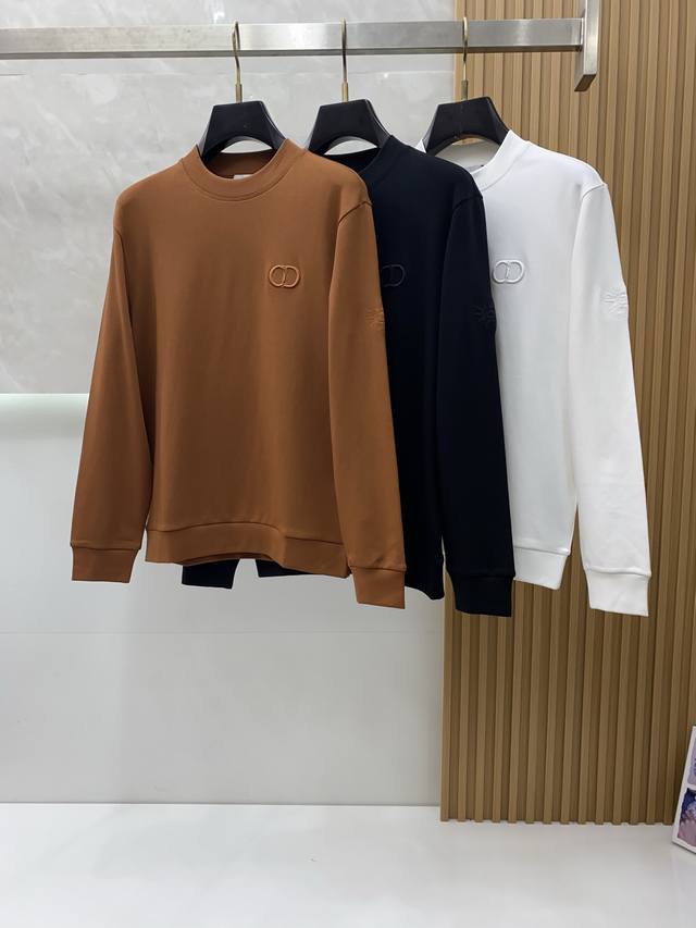 迪奥 2025 秋冬Aw新品，时尚休闲打底加厚长袖卫衣专柜同步有售，进口面料，工艺极度复杂，视觉相当雅致时髦，高贵而优雅，从主体面料到细节工艺，彰显时装的匠心所