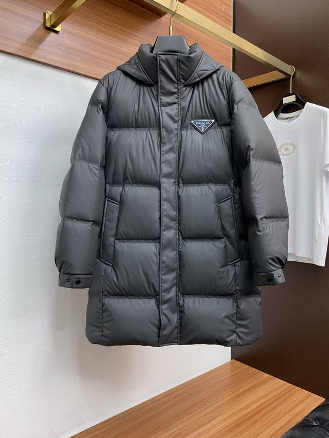 普拉达 2025Ss珩缝羽绒服羽绒外套 订制五金配件全进口原版定制 采用顶级90白鹅绒 超柔软 充羽量蓬松饱满 超级重工 面料做工杠杠的版型完美 面料超舒服。尺