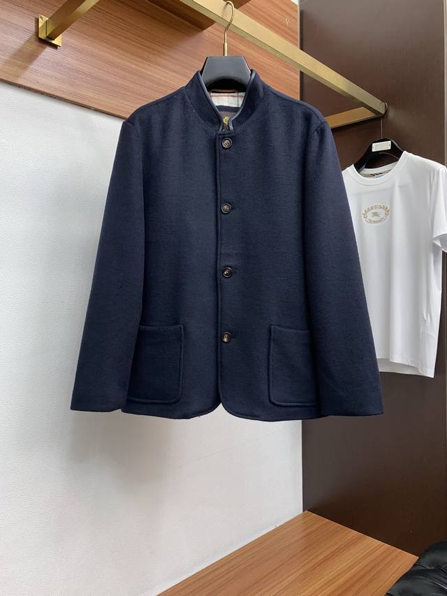 Lp老钱贵族，中西结合立领中山装羊绒外套， 精选羊毛羊绒面料，触感细腻软糯，自带高级肌理感，兼顾保暖性与视觉层次，领子拼皮设计更是点睛之笔，皮质元素的融入为整体