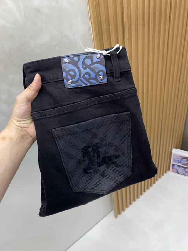 巴宝莉 25年秋冬新款休闲牛仔裤裤 干净利落剪裁，都市风十足 采用精纺面料手感软糯干爽，上身效果挺括有型。五金精致，商务休闲非常好看如此众多的顶级原料，打造出价