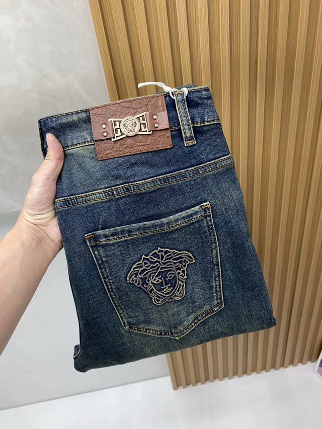 范思哲 25Ss秋冬 新款 男士小直筒原单 牛仔裤 秋冬新款超柔软，弹力面料，复杂的手工艺叠加，任何一个洗水环节多停留几秒都会变成完全不一样的颜色效果，所以越加